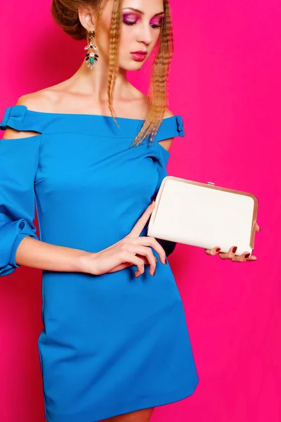 Schöne Mädchen in Mode Kleid mit Clutch — Stockfoto