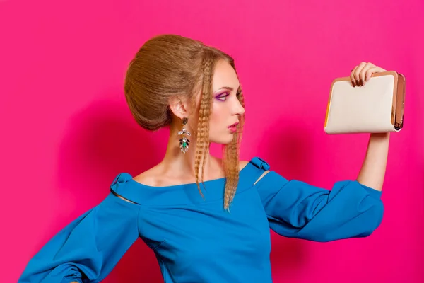 Menina bonita em vestido de moda com embreagem — Fotografia de Stock