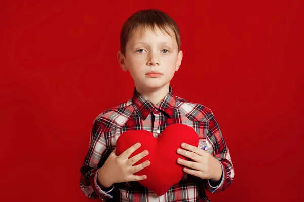 Mały chłopiec z sercem zabawka — Zdjęcie stockowe