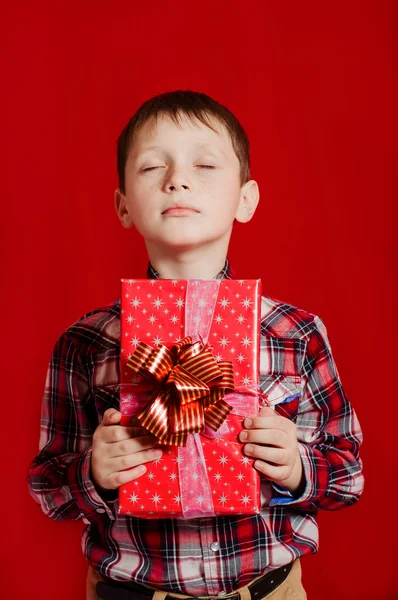 Menino com uma caixa de presente — Fotografia de Stock