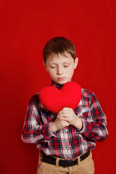 Menino com um coração de brinquedo — Fotografia de Stock