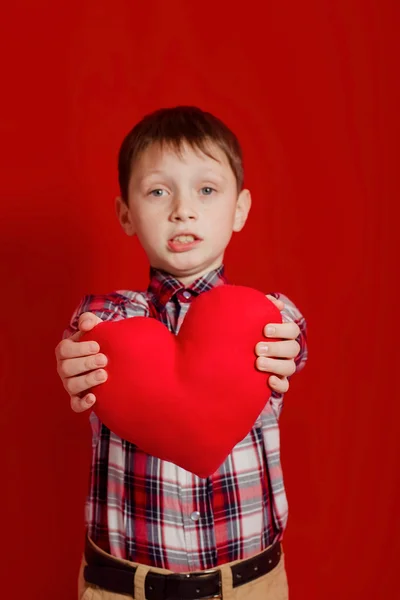 Kleine jongen met een hart van speelgoed — Stockfoto