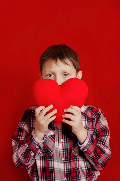 Liten pojke med ett hjärta av leksak — Stockfoto
