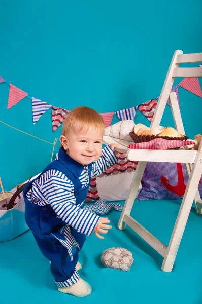 Enfant en bleu avec coquillages — Photo