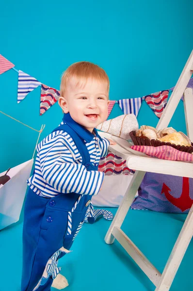 Criança em azul com conchas do mar — Fotografia de Stock