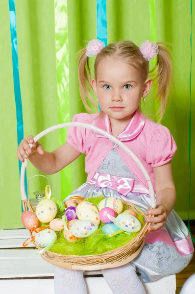 Petite fille avec panier avec oeufs de Pâques — Photo