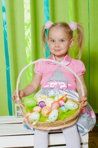 Petite fille avec panier avec oeufs de Pâques — Photo