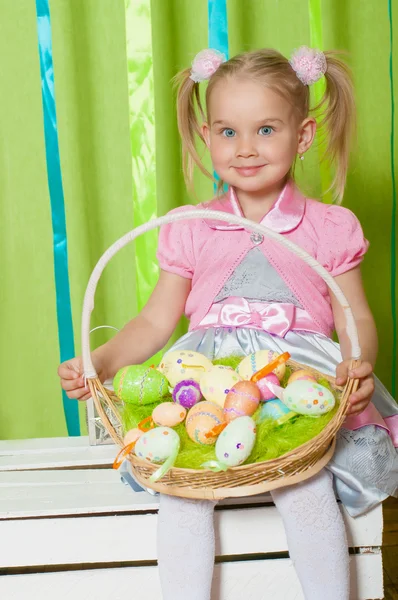 小女孩提着篮子与复活节彩蛋 — 图库照片