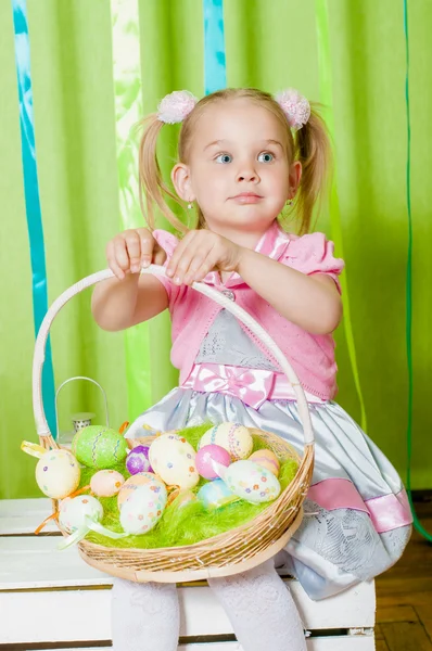 Petite fille avec panier avec oeufs de Pâques — Photo