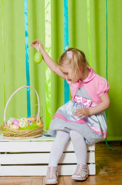 Petite fille avec panier avec oeufs de Pâques — Photo