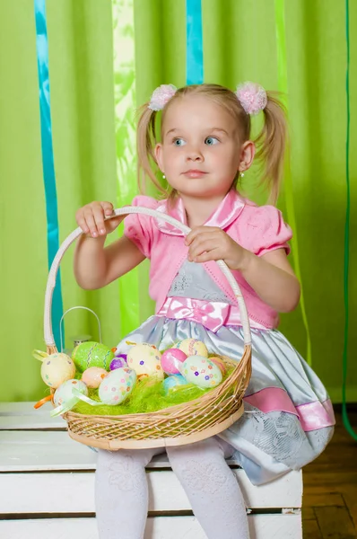 小女孩提着篮子与复活节彩蛋 — 图库照片