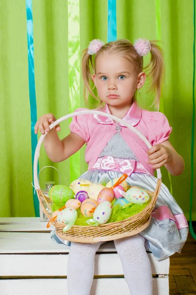 Petite fille avec panier avec oeufs de Pâques — Photo