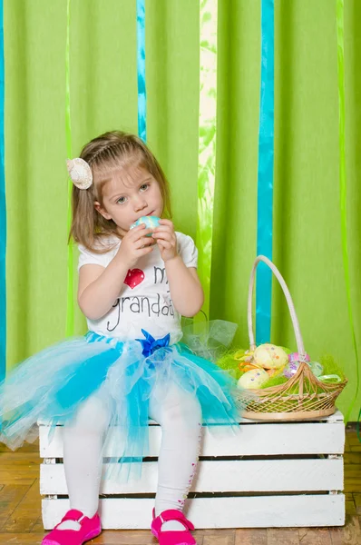 Paskalya yumurtaları sepetle ile küçük kız — Stok fotoğraf