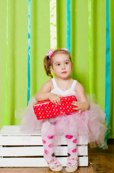 Bambina con confezione regalo — Foto Stock