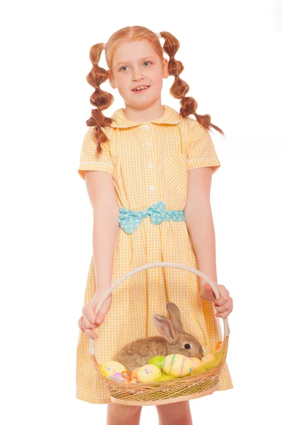 Kleines Mädchen mit einem Hasen im Korb Ostereier — Stockfoto