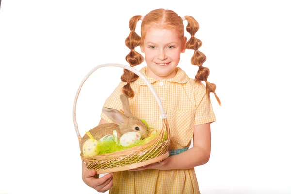 Petite fille avec un lapin dans le panier oeufs de Pâques — Photo