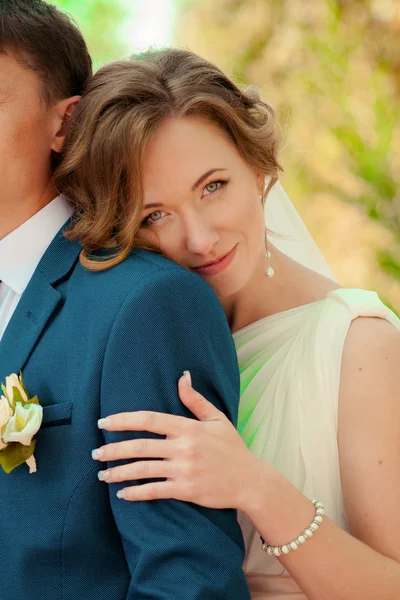 The bride and groom in summer park — Stock Photo, Image