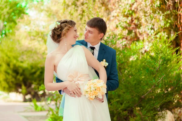 The bride and groom in summer park — Stock Photo, Image