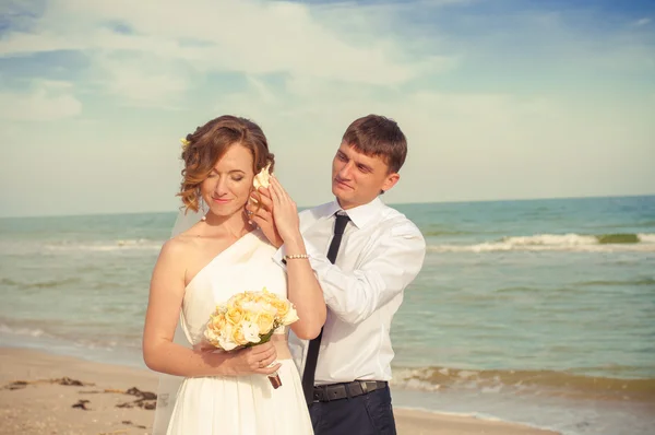 Young bride and groom on the beach — Stock Photo, Image