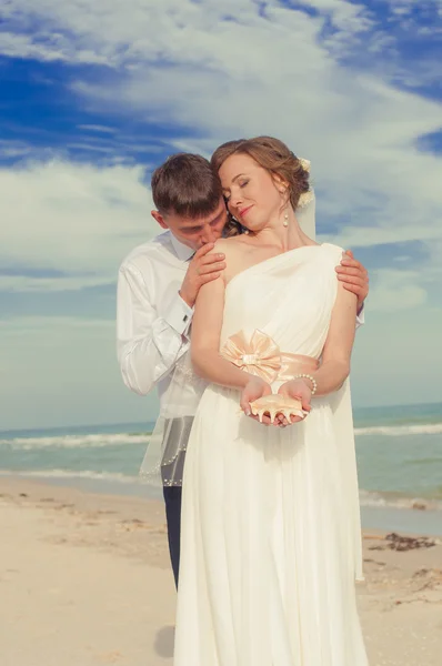 Young bride and groom on the beach — Stock Photo, Image