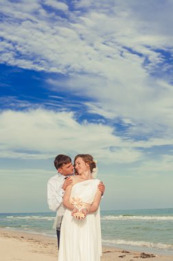 Genç gelin ve damat sahilde