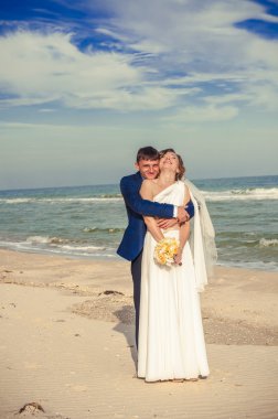 Genç gelin ve damat sahilde