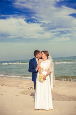 Genç gelin ve damat sahilde