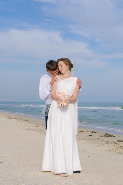 Jeune mariée et marié sur la plage — Photo