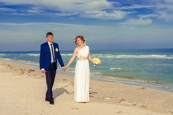 年轻的新娘和新郎在海滩上 — 图库照片