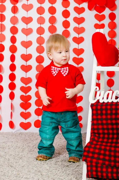 Kleine jongen met versieringen op Valentijnsdag — Stockfoto