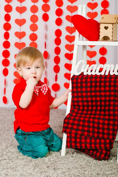 Kleine jongen met versieringen op Valentijnsdag — Stockfoto