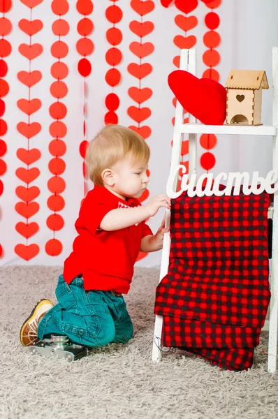 Kleine jongen met versieringen op Valentijnsdag — Stockfoto