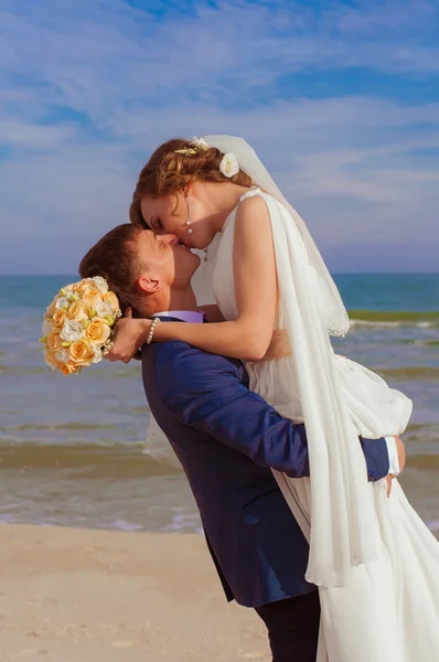 Junge Braut und Bräutigam am Strand — Stockfoto