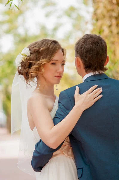 The bride and groom in summer park — Stock Photo, Image
