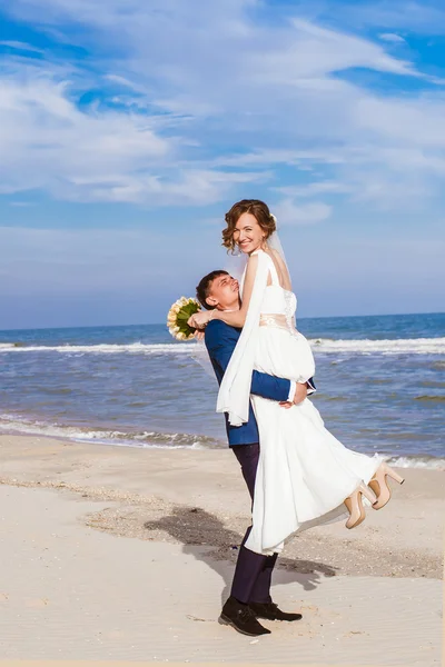 Noiva jovem e noivo na praia — Fotografia de Stock