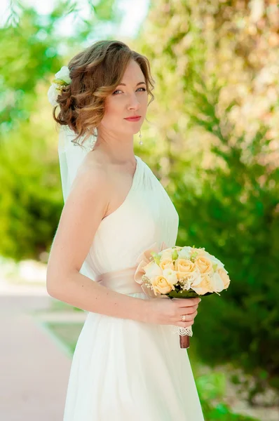 Junge Braut in einem schönen Kleid — Stockfoto