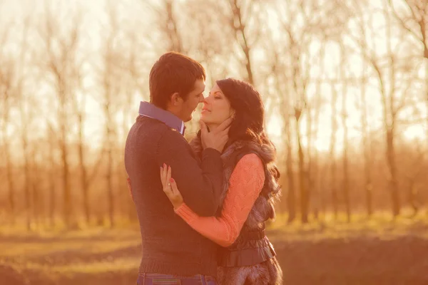 Casal jovem homem e menina juntos na natureza — Fotografia de Stock