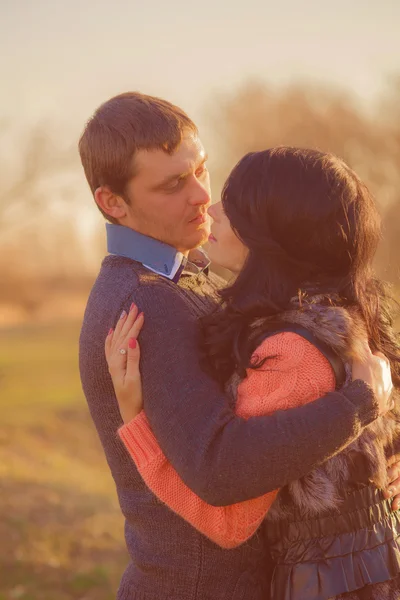 Pareja joven hombre y chica juntos en la naturaleza —  Fotos de Stock