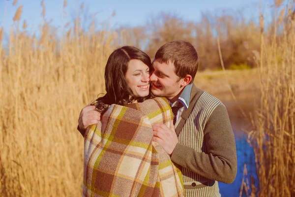 Couple amoureux près de la rivière au printemps — Photo