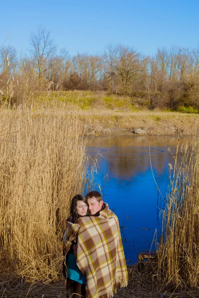 热恋中的情侣在春天在河的附近 — 图库照片