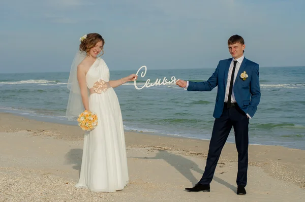 Fiatal menyasszony és a vőlegény a strandon — Stock Fotó