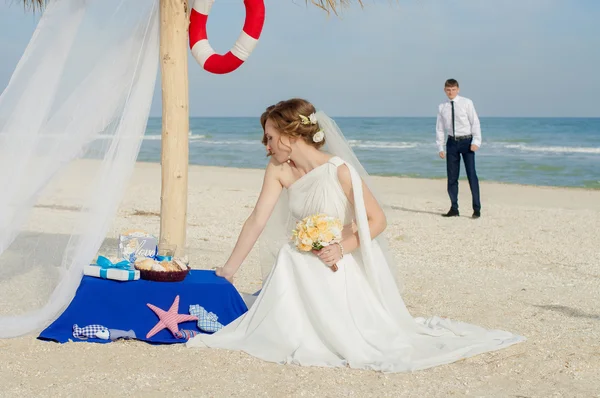 Young bride and groom on the beach — Stock Photo, Image