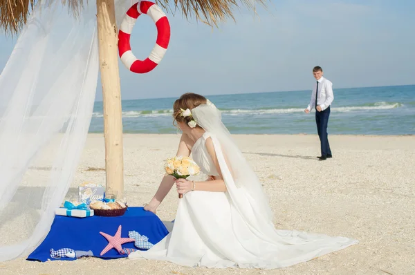 年轻的新娘和新郎在海滩上 — 图库照片