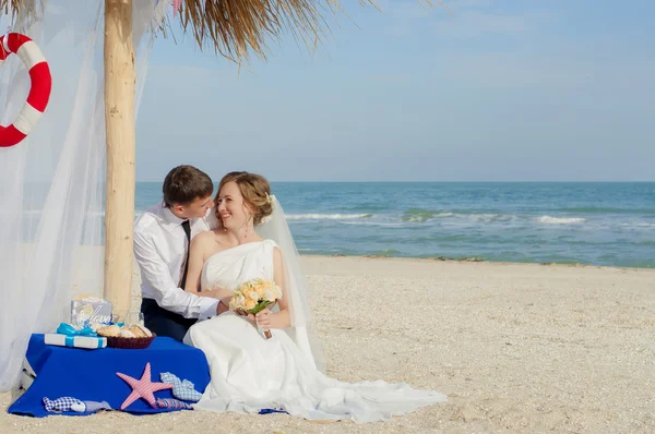 Junge Braut und Bräutigam am Strand — Stockfoto