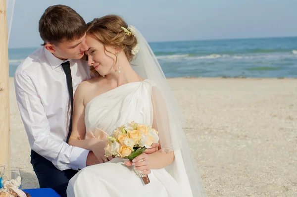 Junge Braut und Bräutigam am Strand — Stockfoto