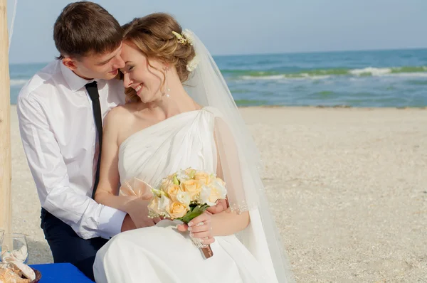 Junge Braut und Bräutigam am Strand — Stockfoto