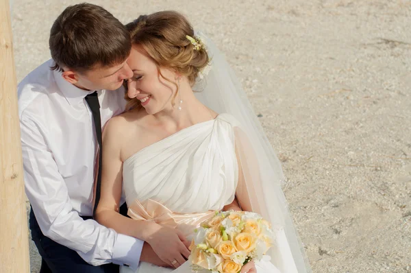 Young bride and groom on the beach — Stock Photo, Image