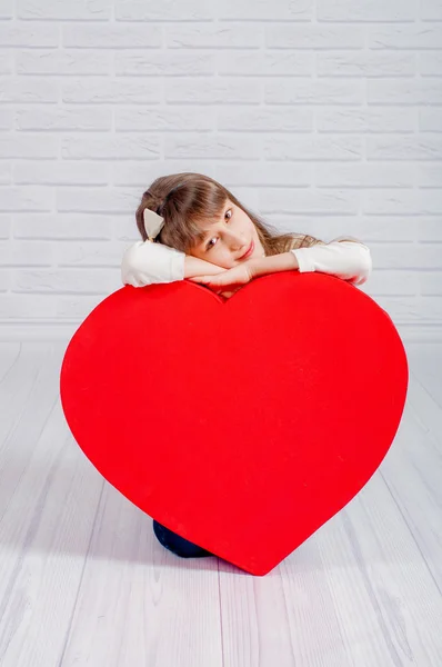 Kleines Mädchen mit einem großen Herzen — Stockfoto