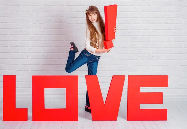 Meisje met een groot woord liefde — Stockfoto