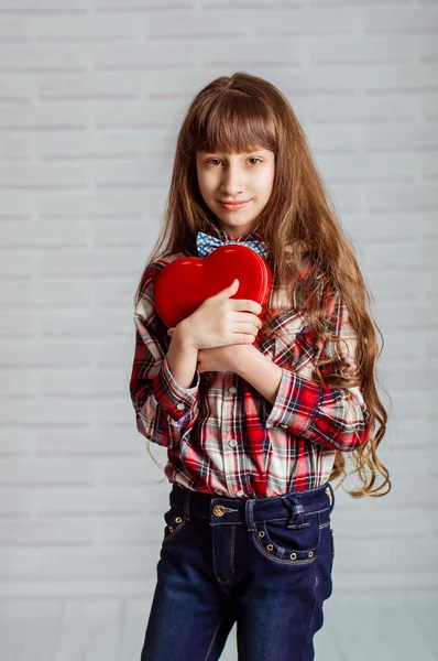 Menina com uma caixa vermelha de chocolates — Fotografia de Stock